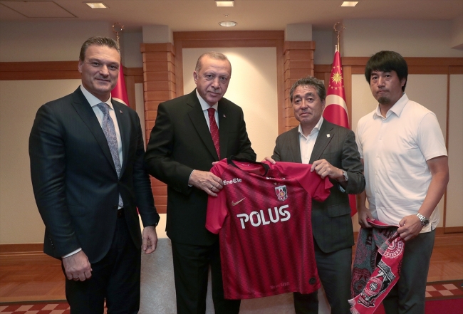 Cumhurbaşkanı Erdoğan'dan Alpay Özalan'ın futbol oynadığı kulübe ziyaret